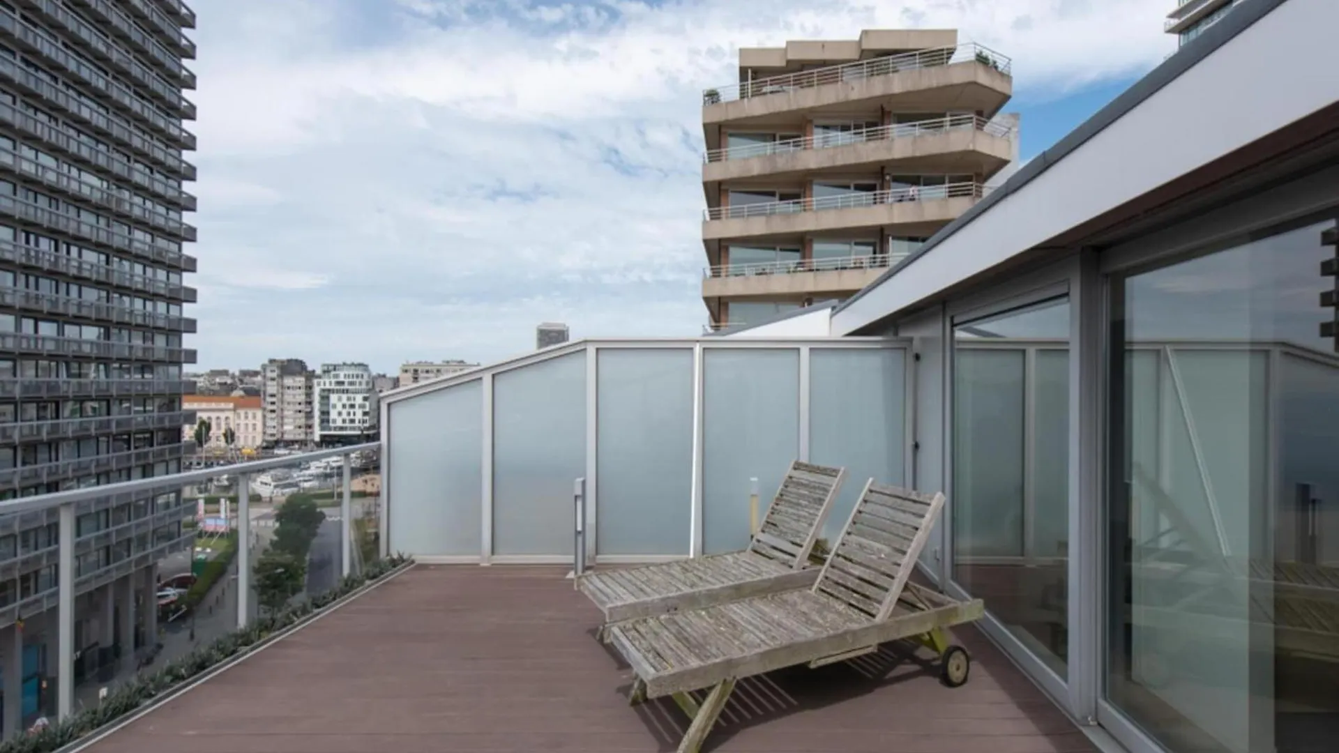 Centrally Located Apartment With Spacious Terrace Ostend