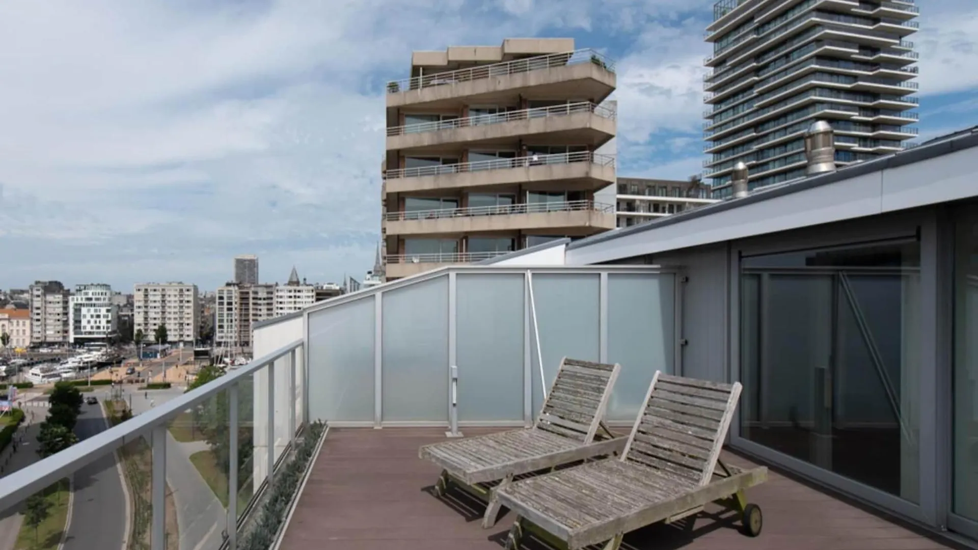 Centrally Located Apartment With Spacious Terrace Ostend