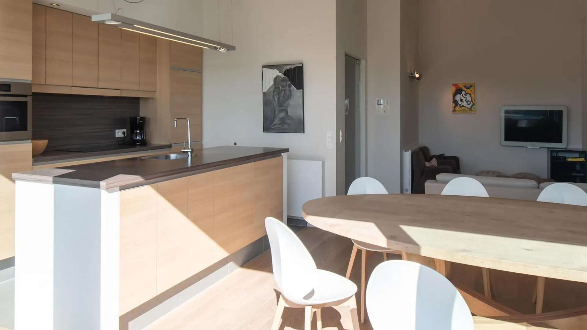 Centrally Located Apartment With Spacious Terrace 오스텐드