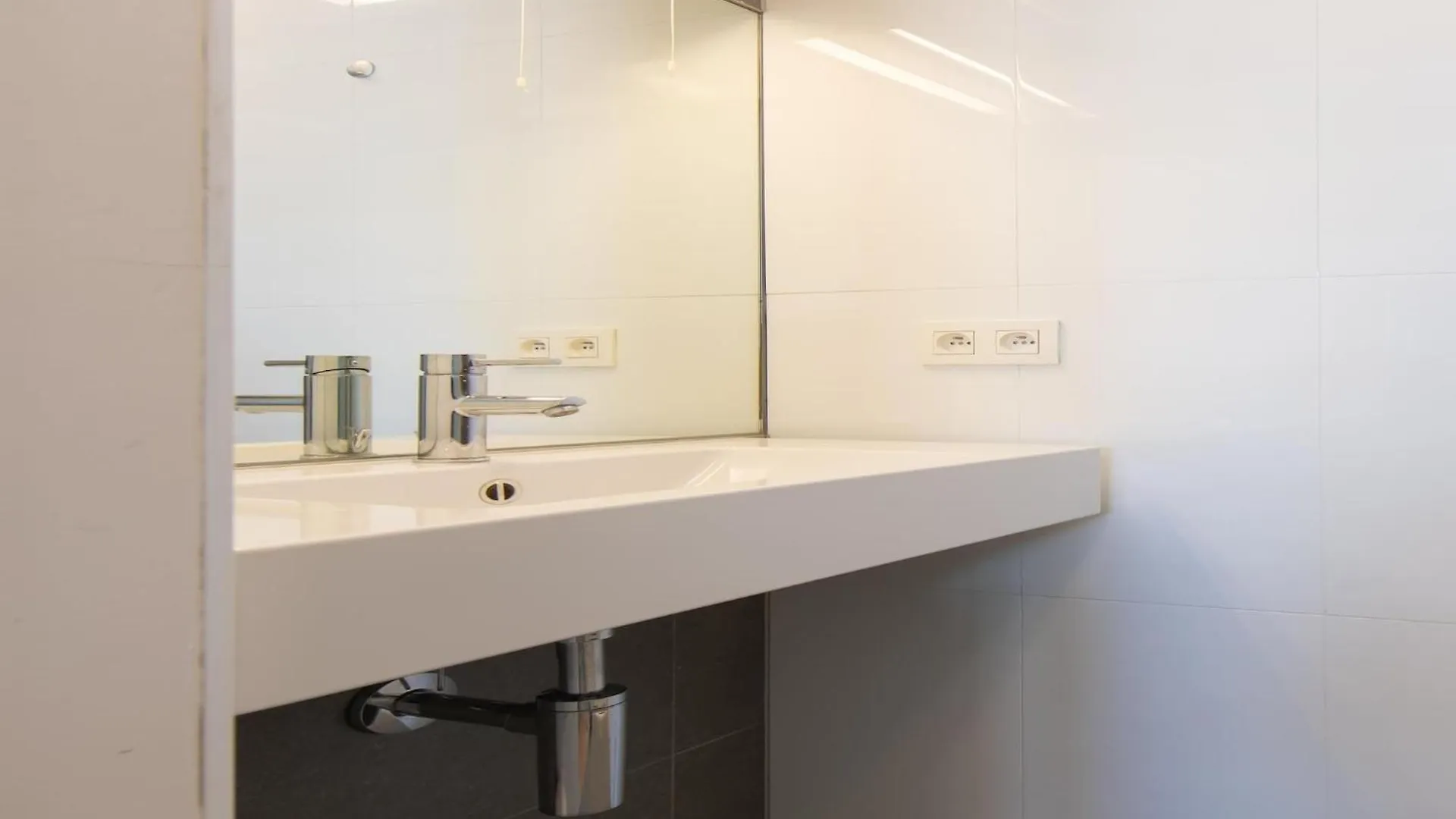Centrally Located Apartment With Spacious Terrace 오스텐드