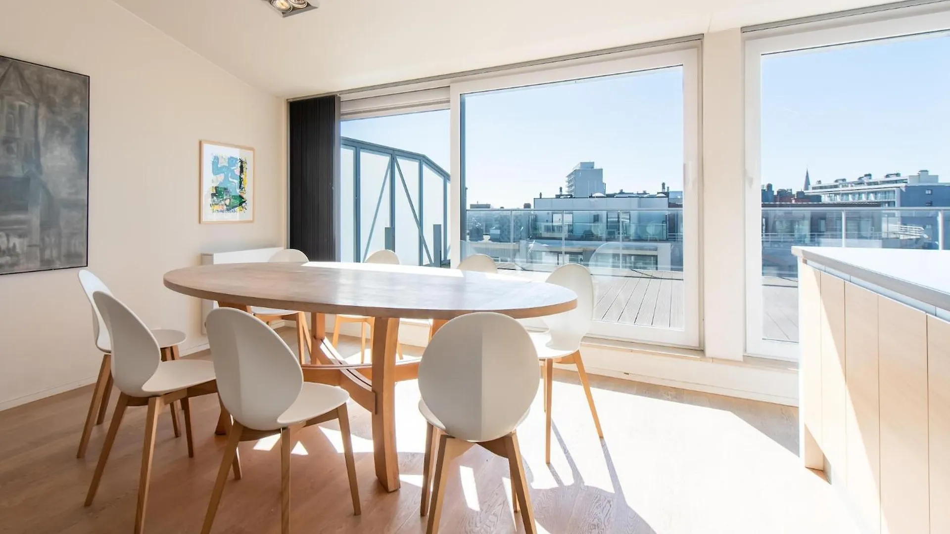 Centrally Located Apartment With Spacious Terrace 오스텐드