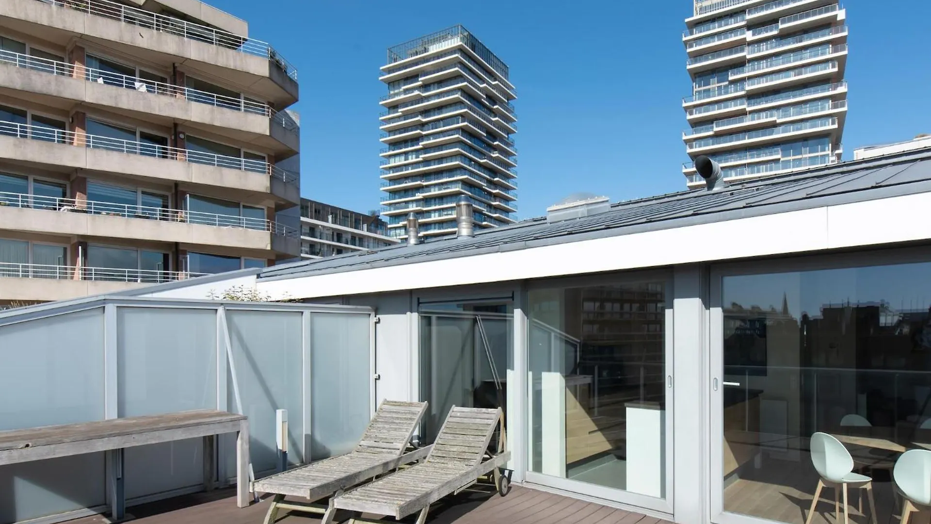 Centrally Located Apartment With Spacious Terrace 오스텐드