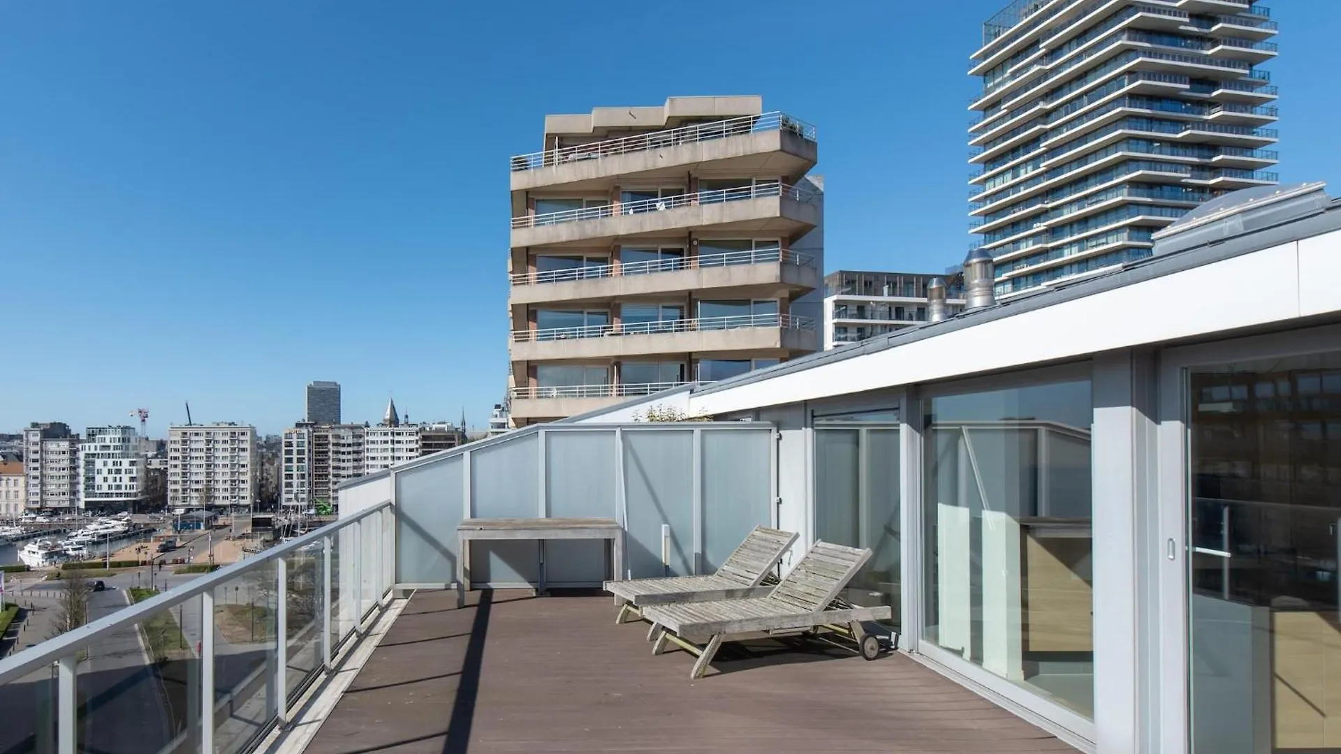 Centrally Located Apartment With Spacious Terrace 오스텐드